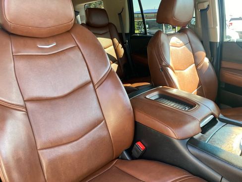 Used 2019 Cadillac Escalade Premium Luxury AWD/4WD image 17