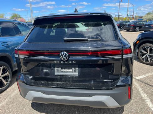Used 2025 Volkswagen Tiguan SE AWD/4WD image 7