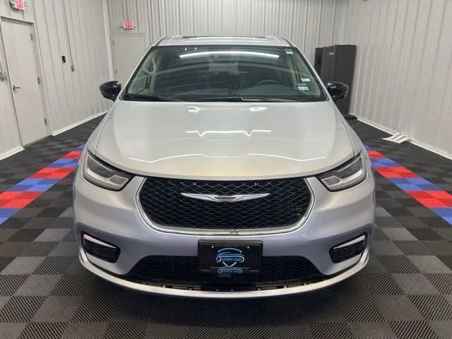 Used 2024 Chrysler Pacifica Limited FWD image 8