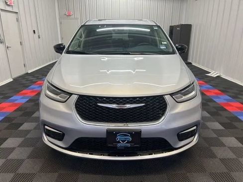 Used 2024 Chrysler Pacifica Limited FWD image 8