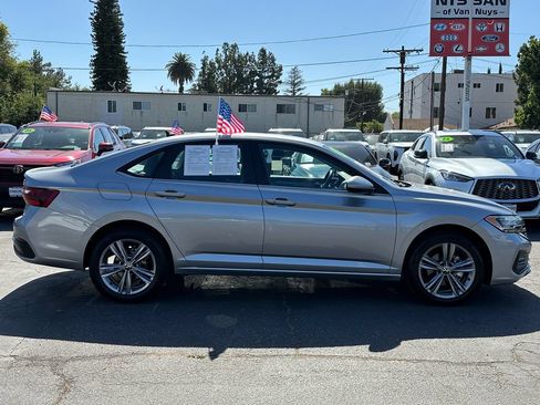 Used 2024 Volkswagen Jetta SE FWD image 9