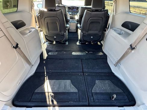 Used 2022 Chrysler Pacifica Touring-L image 38