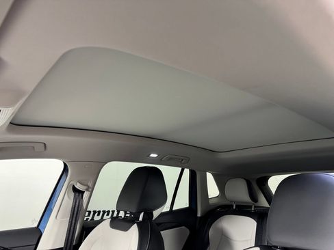 Used 2025 Volkswagen Tiguan SE w/ Panoramic Sunroof Package AWD/4WD image 31