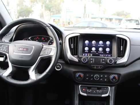 Used 2024 GMC Terrain SLT image 17