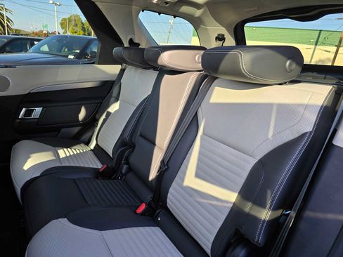 Used 2025 Land Rover Discovery Dynamic SE image 18