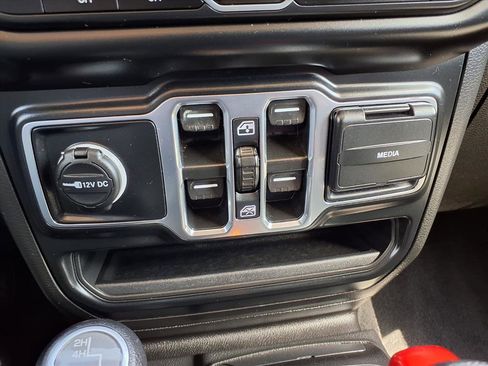Used 2023 Jeep Gladiator Overland image 8