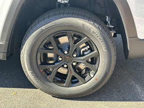 New 2025 Jeep Grand Cherokee L Altitude image 18