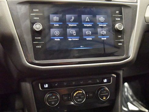 Used 2021 Volkswagen Tiguan SE w/ Panoramic Sunroof Package image 7