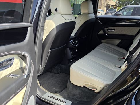 Used 2017 Bentley Bentayga AWD/4WD image 23