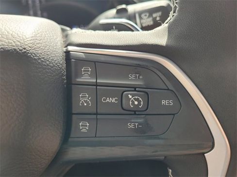 Used 2025 Jeep Grand Cherokee Altitude image 27