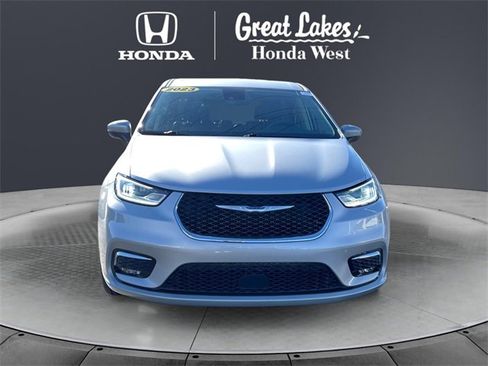 Used 2023 Chrysler Pacifica Touring-L image 8