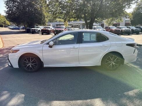 Used 2022 Toyota Camry SE w/ Cold Weather Package image 6