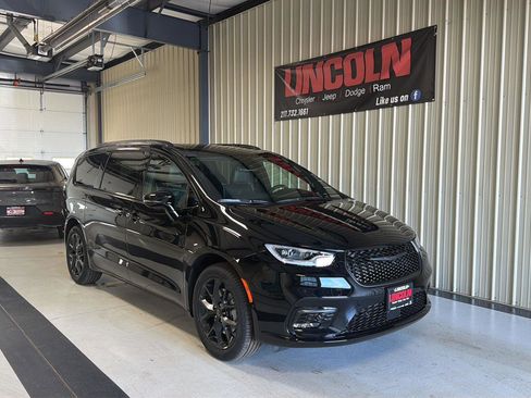 New 2026 Chrysler Pacifica Limited image 27