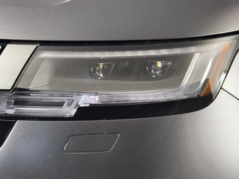 Used 2025 Land Rover Range Rover SE image 12