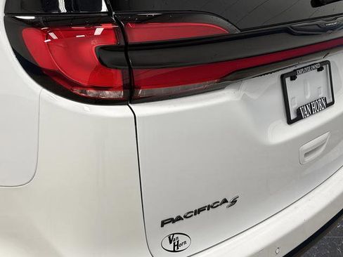 Used 2024 Chrysler Pacifica Select image 34