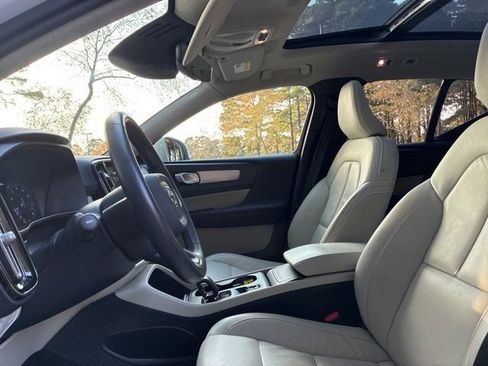 Used 2022 Volvo XC40 T5 Momentum w/ Premium Package image 19