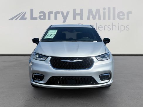 New 2026 Chrysler Pacifica Select image 4