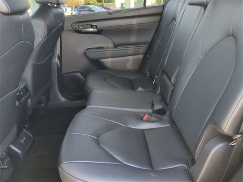 Certified 2025 Toyota Highlander XLE image 14