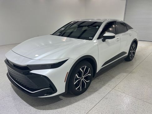 Used 2025 Toyota Crown XLE image 1