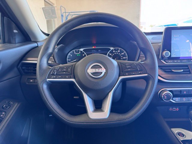 Used 2025 Nissan Altima 2.5 SV FWD image 14