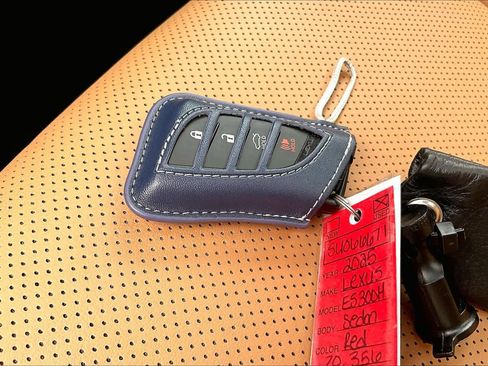 Used 2025 Lexus ES 300h w/ Premium Package image 15