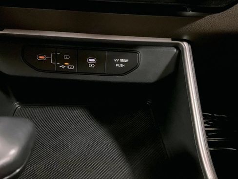 Used 2025 Kia Carnival FWD image 31