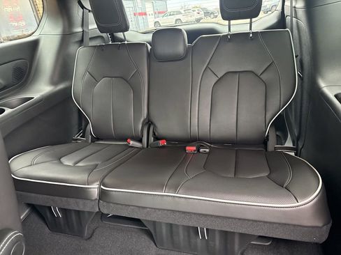 New 2026 Chrysler Pacifica Limited image 38