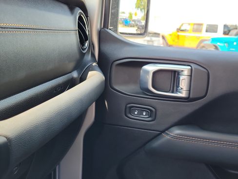 Used 2022 Jeep Wrangler Unlimited Sahara AWD/4WD image 31