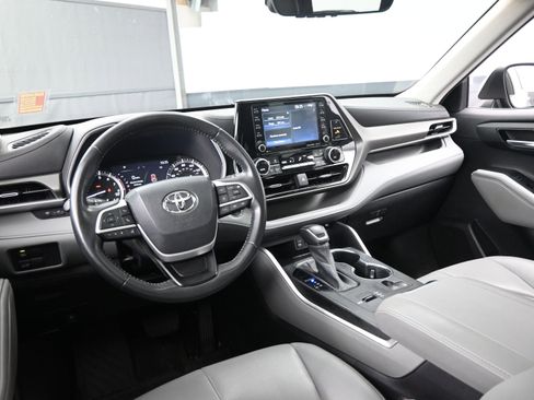 Used 2022 Toyota Highlander XLE image 20