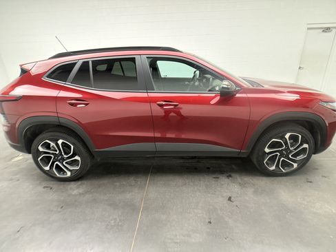 Used 2025 Chevrolet Trax RS w/ Sunroof Package FWD image 10