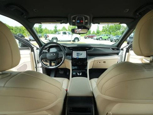 Used 2023 Jeep Grand Cherokee Limited w/ Black Appearance Package RWD image 24