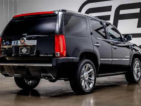 Used 2014 Cadillac Escalade Platinum image 32