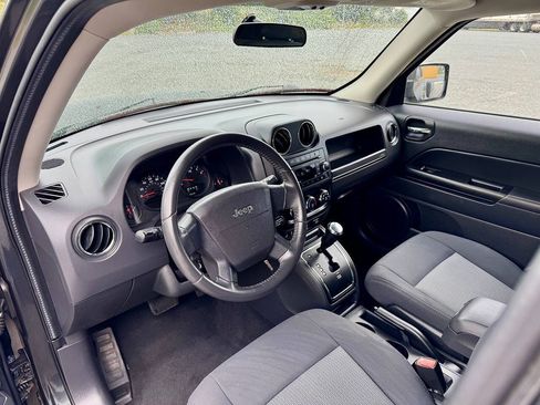 Used 2010 Jeep Patriot Latitude AWD/4WD image 10