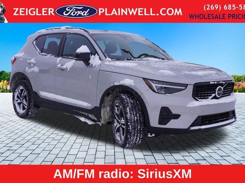 Used 2024 Volvo XC40 B5 Core image 4