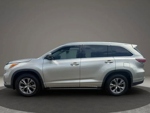 Used 2014 Toyota Highlander XLE FWD image 1