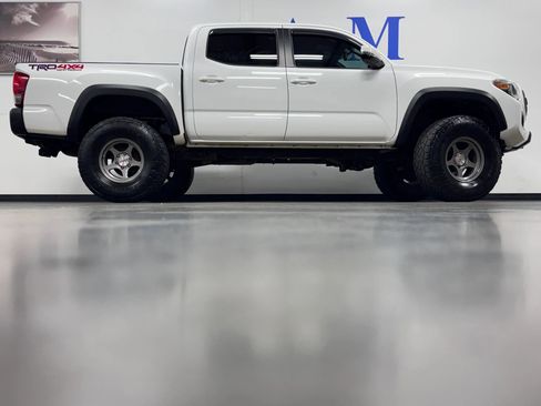 Used 2016 Toyota Tacoma TRD Off-Road w/ Towing Package AWD/4WD image 3