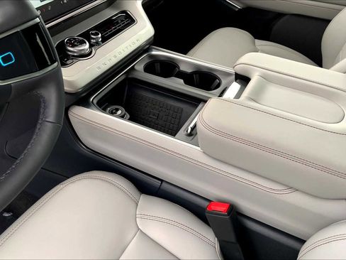 New 2025 Ford Expedition Active image 7