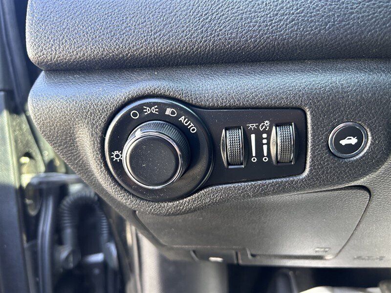 Used 2015 Chrysler 200 Limited w/ Convenience Group FWD image 16