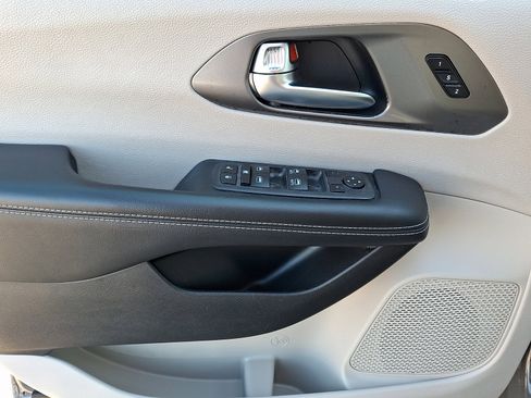 Used 2023 Chrysler Pacifica Touring-L image 13