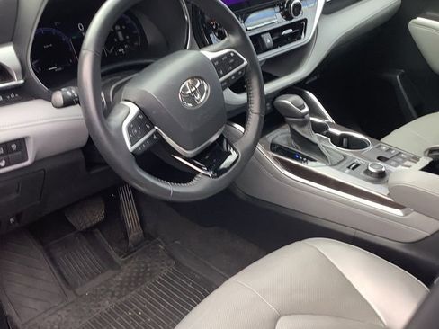 Used 2023 Toyota Highlander Platinum image 2