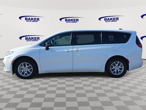 Used 2025 Chrysler Pacifica Select FWD image 6