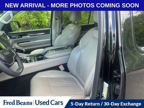 Used 2022 Jeep Wagoneer Series III w/ Premium Group I AWD/4WD image 9