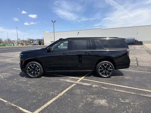 New 2026 Chevrolet Suburban RST w/ RST Capability Package AWD/4WD image 8
