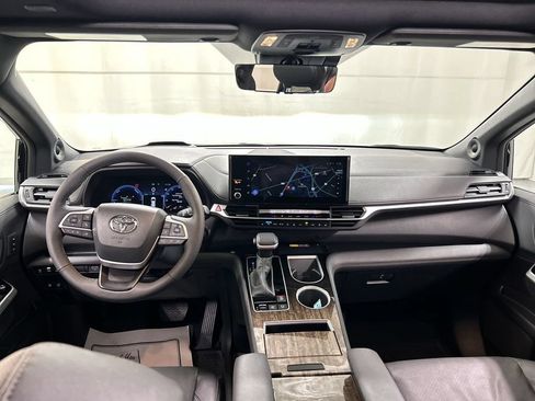Used 2026 Toyota Sienna Platinum AWD/4WD image 19