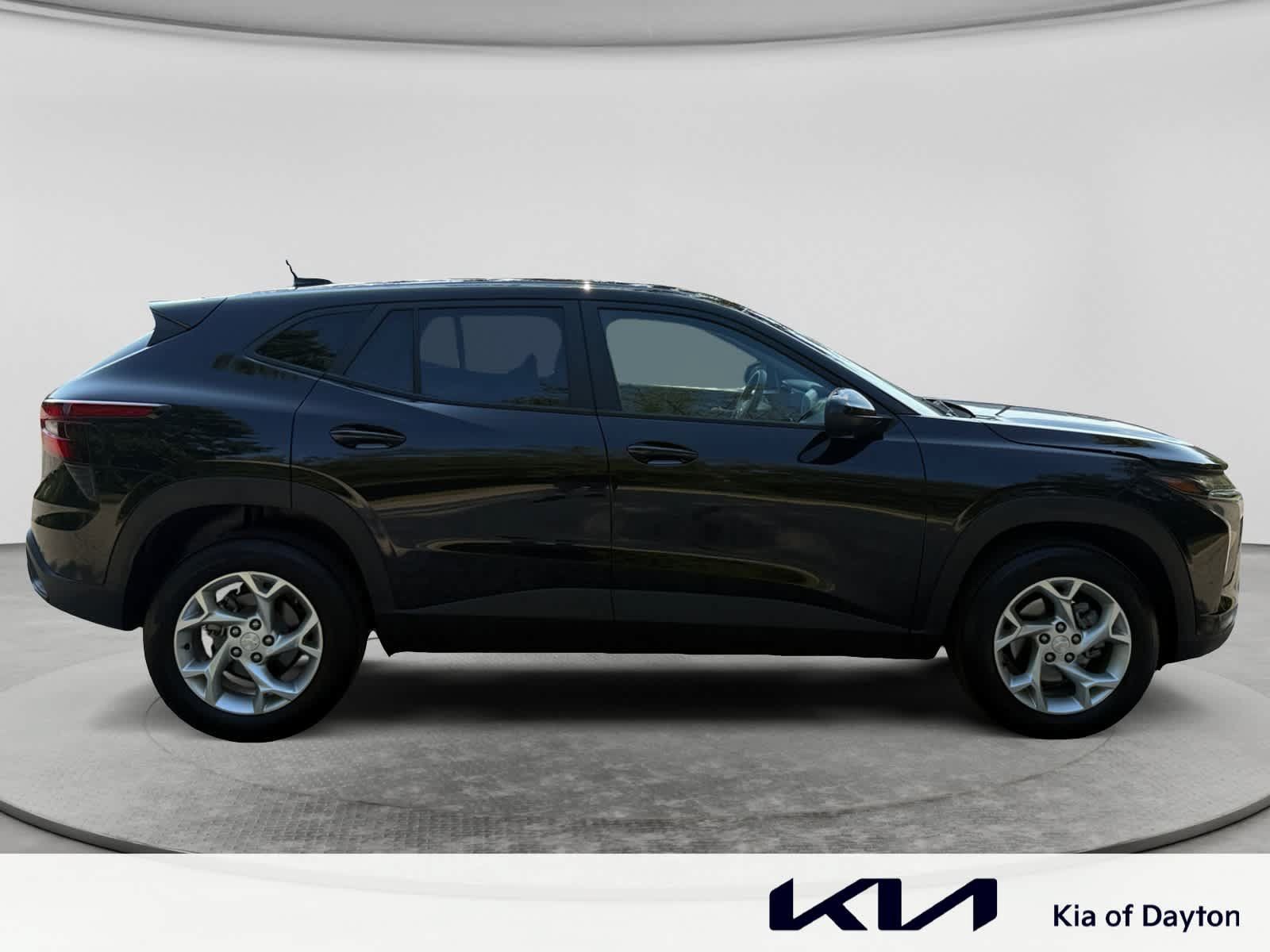 Used 2026 Chevrolet Trax LS w/ LS Convenience Package FWD image 4
