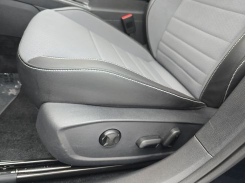 Certified 2025 Volkswagen Jetta SE FWD image 29