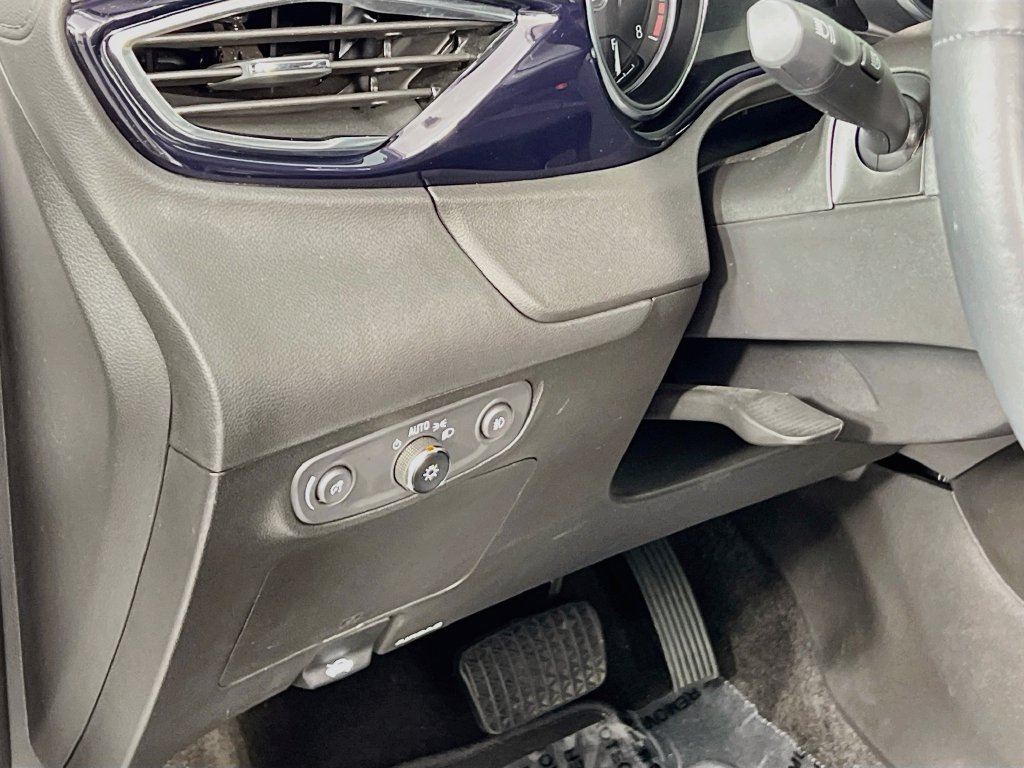 Used 2022 Buick Encore GX Select w/ Sport Touring Package FWD image 9
