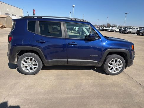 Used 2018 Jeep Renegade Latitude w/ Cold Weather Group image 2