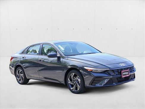 New 2025 Hyundai Elantra SEL image 3