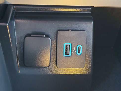 Used 2023 Ford Explorer XLT w/ Equipment Group 202A image 31